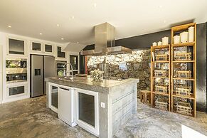 Carmim Villa by Cadenzalux