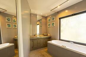 Carmim Villa by Cadenzalux