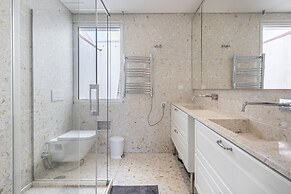 Contemporary Restelo Pool Haven by Cadenzalux