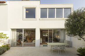 Contemporary Restelo Pool Haven by Cadenzalux