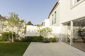 Contemporary Restelo Pool Haven by Cadenzalux