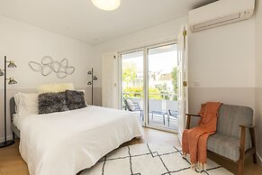 Contemporary Restelo Pool Haven by Cadenzalux