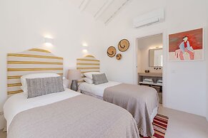 Wooden Villa By Cadenzalux