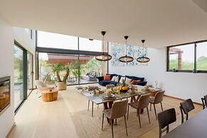 Troya Regal Villa By Cadenzalux