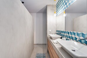 Garden Seaside Villa by Cadenzalux