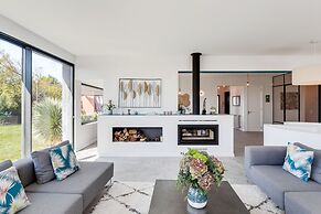 Garden Seaside Villa by Cadenzalux