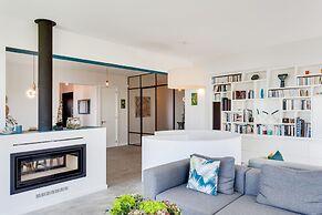 Garden Seaside Villa by Cadenzalux