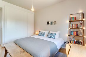 Garden Seaside Villa by Cadenzalux