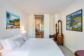 Garden Seaside Villa by Cadenzalux