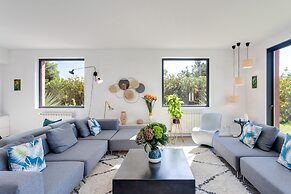 Garden Seaside Villa by Cadenzalux