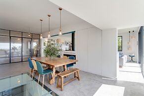 Garden Seaside Villa by Cadenzalux