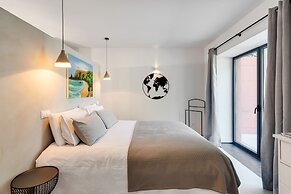 Garden Seaside Villa by Cadenzalux