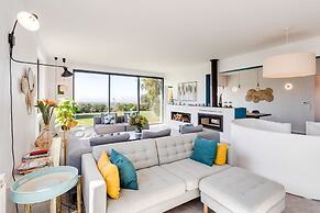 Garden Seaside Villa by Cadenzalux