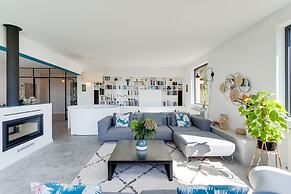 Garden Seaside Villa by Cadenzalux