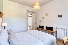 Garden Seaside Villa by Cadenzalux