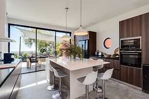 Garden Seaside Villa by Cadenzalux