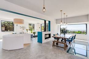 Garden Seaside Villa by Cadenzalux