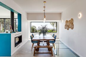 Garden Seaside Villa by Cadenzalux