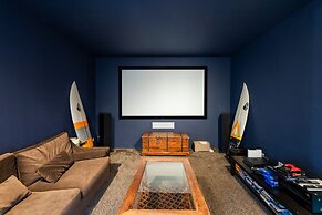 Garden Seaside Villa by Cadenzalux