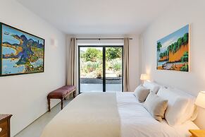 Garden Seaside Villa by Cadenzalux