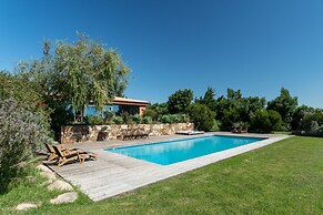 Garden Seaside Villa by Cadenzalux