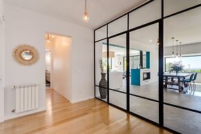 Garden Seaside Villa by Cadenzalux