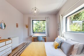 Garden Seaside Villa by Cadenzalux