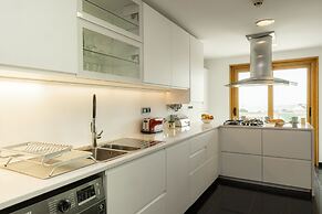 Estoril Queen s Apartment by Cadenzalux