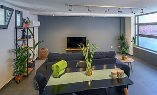 Gazi Metro APT Urban Balcony Oasis