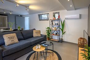 Gazi Metro APT Urban Balcony Oasis