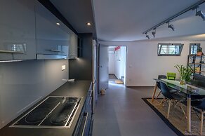 Gazi Metro APT Urban Balcony Oasis