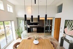 The Hampstead Garden Hideaway - 5bdr Home With Pool and Garden