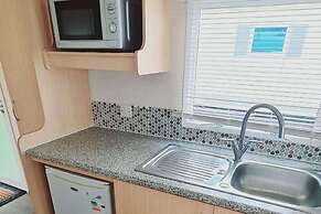 3-bed Cabin, Sleeps 6 With Pool & 5 Mins to Beach