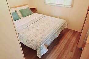 3-bed Cabin, Sleeps 6 With Pool & 5 Mins to Beach