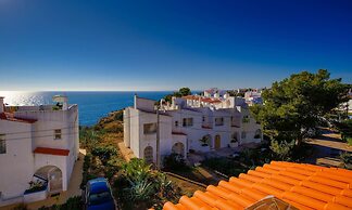 6 Centeanes Clifftop Apartment sea Views and st