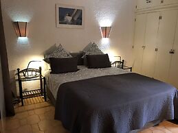 6 Centeanes Clifftop Apartment sea Views and st