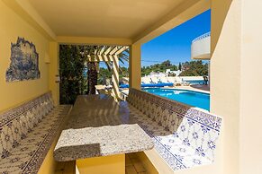 Silver Beautiful 4 Bedroom Vila Just Steps TO TH