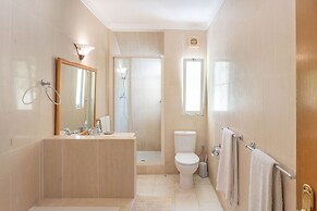 Silver Beautiful 4 Bedroom Vila Just Steps TO TH