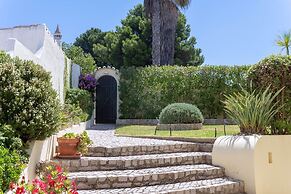 Silver Beautiful 4 Bedroom Vila Just Steps TO TH