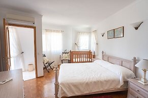 Silver Beautiful 4 Bedroom Vila Just Steps TO TH