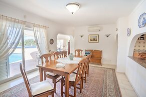 Silver Beautiful 4 Bedroom Vila Just Steps TO TH