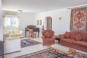 Silver Beautiful 4 Bedroom Vila Just Steps TO TH