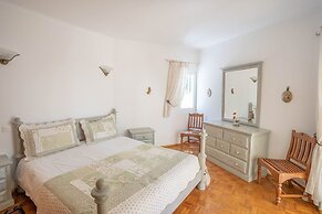 Silver Beautiful 4 Bedroom Vila Just Steps TO TH