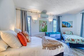 Golfinhos Magnificent Spacious 5 Bedroom Villa