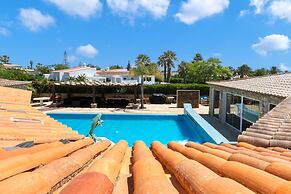 Golfinhos Magnificent Spacious 5 Bedroom Villa