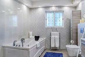 Golfinhos Magnificent Spacious 5 Bedroom Villa