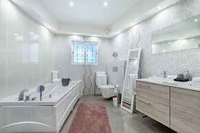 Golfinhos Magnificent Spacious 5 Bedroom Villa