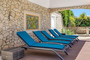 Golfinhos Magnificent Spacious 5 Bedroom Villa