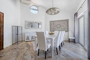 Golfinhos Magnificent Spacious 5 Bedroom Villa