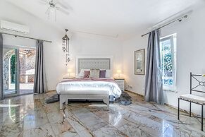 Golfinhos Magnificent Spacious 5 Bedroom Villa